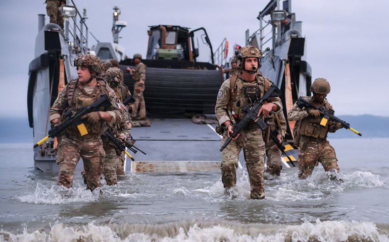 Marinhas brasileira e francesa fazem exercício na costa do Rio