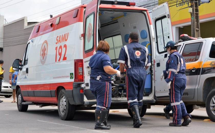 Acidente entre carro e moto deixa mulher ferida no Benedito Bentes