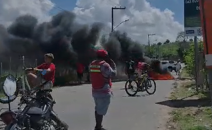 Moradores queimaram pneus como forma de protesto