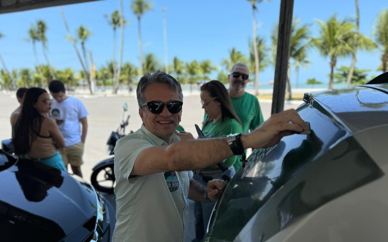Candidato a vereador ganha força nas ruas com adesivaço, visitas e panfletagem