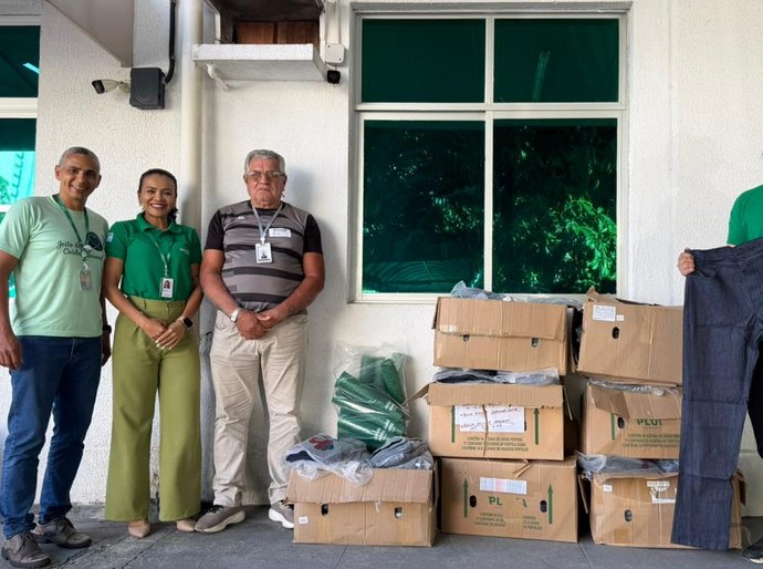 Cooperativa de Maceió doa 260 peças de roupa para instituição beneficente da capital