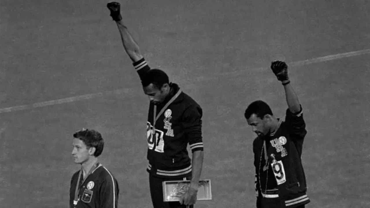 História Hoje Medalhistas punidos por gesto contra desigualdade racial