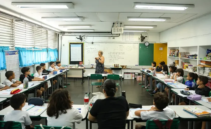 Documento tem validade de dez anos e é destinado a professores de todos os níveis e etapas da educação, das redes públicas e privadas Documento tem validade de dez anos e é destinado a professores de todos os níveis e etapas da educação, das redes públicas e privadas