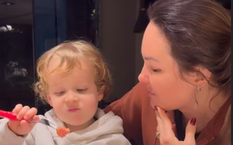 Josiane Marques: entenda condição de Theo, filho da influenciadora, que causa a diminuição temporária da audição