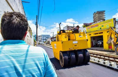 Rui Palmeira vistoria obras de recapeamento no Centro