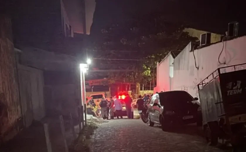 Homem é morto a facadas após agredir esposa no Jacintinho