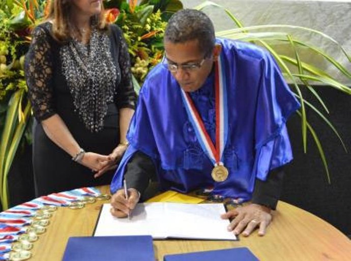 Academia Alagoana de Educação imortaliza professor da Uninassau Maceió