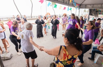 Prefeitura leva ações do Junho Violeta para a orla de Maceió