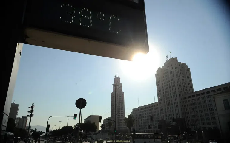 La Niña, que costuma reduzir o calor no planeta, deve atrasar. Veja nova previsão