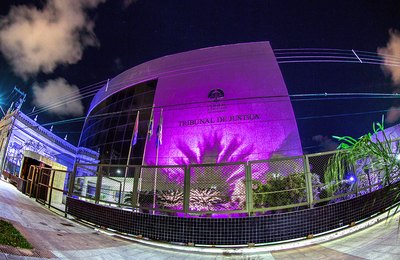 Fachada do Tribunal de Justiça é iluminada em referência ao Agosto Lilás 