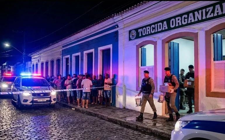 Batida em sede de torcida: polícia apreende 300 comprimidos de Rohypnol e cocaína no Jaraguá; local foi descoberto após denúncia contra flanelinhas