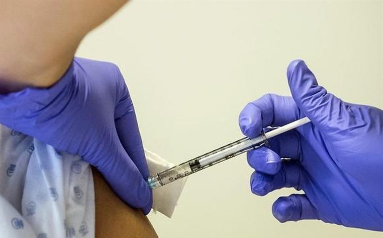 Lentidão e críticas são entraves para vacina da Pfizer