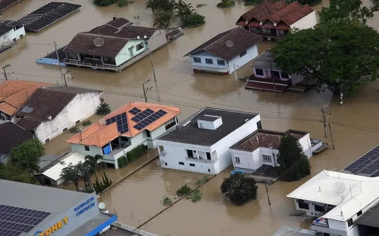 Milhares protestam contra governo regional conservador após inundações