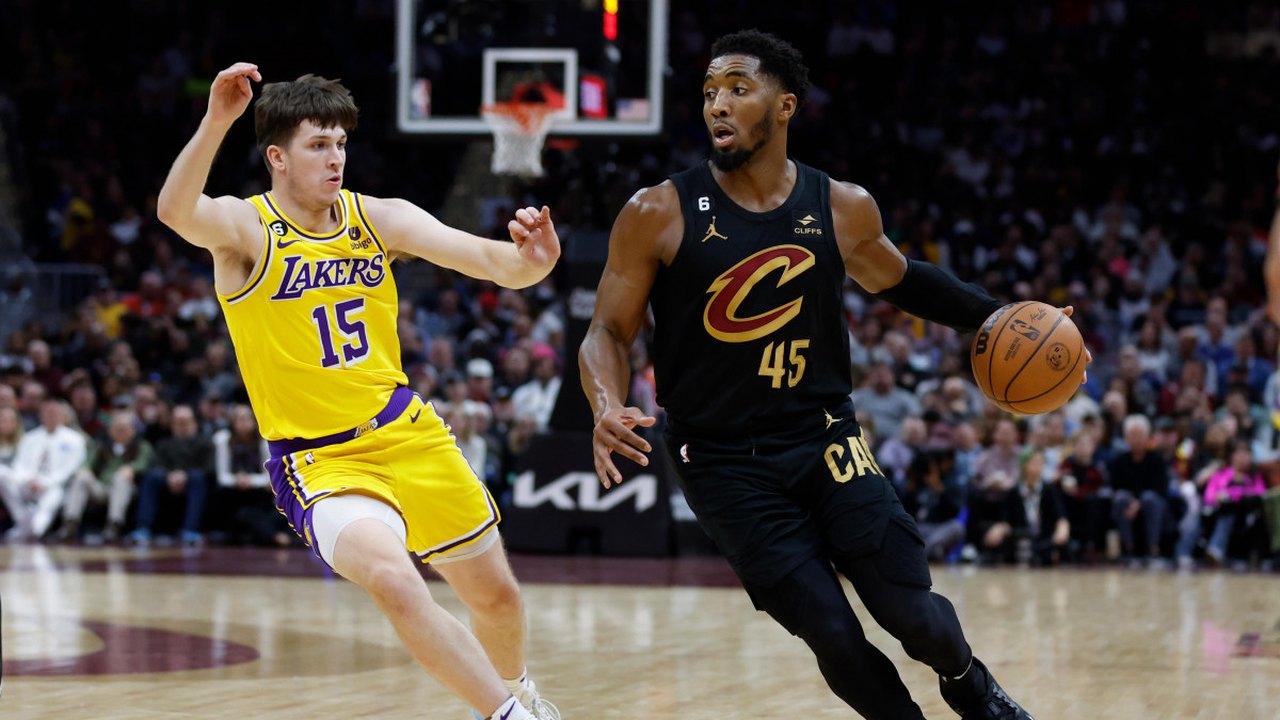 Davis deixa jogo no início e Lakers perdem do Cleveland em noite de Mitchell