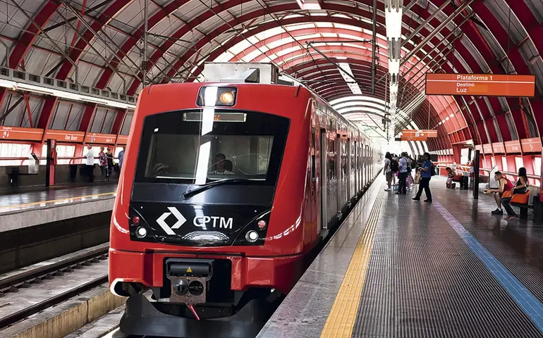 Falha paralisa trem da Linha 11-Coral da CPTM e passageiros caminham nos trilhos em São Paulo
