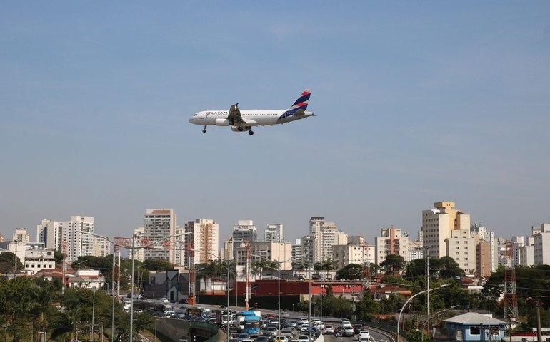 Cade investiga possível alinhamento de preços entre Latam e Gol