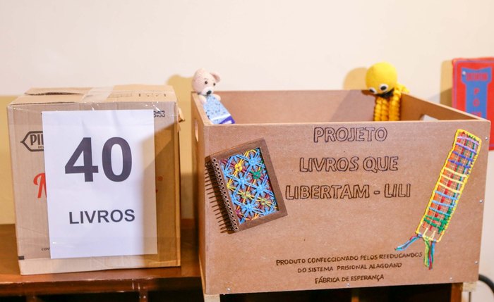 Caixa no Tribunal de Justiça para doação dos livros