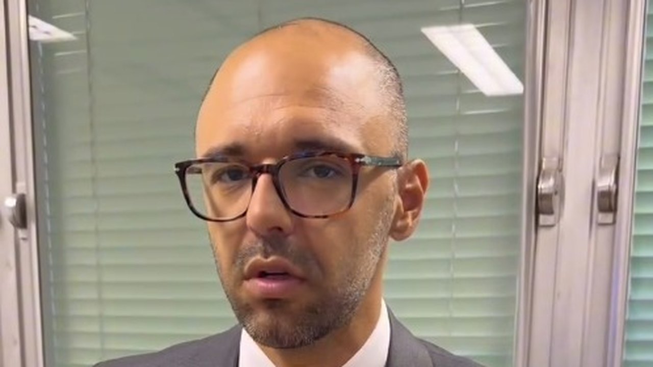 Deputado do PL do RJ exibe arma após discussão em comitê de deputado do PSOL