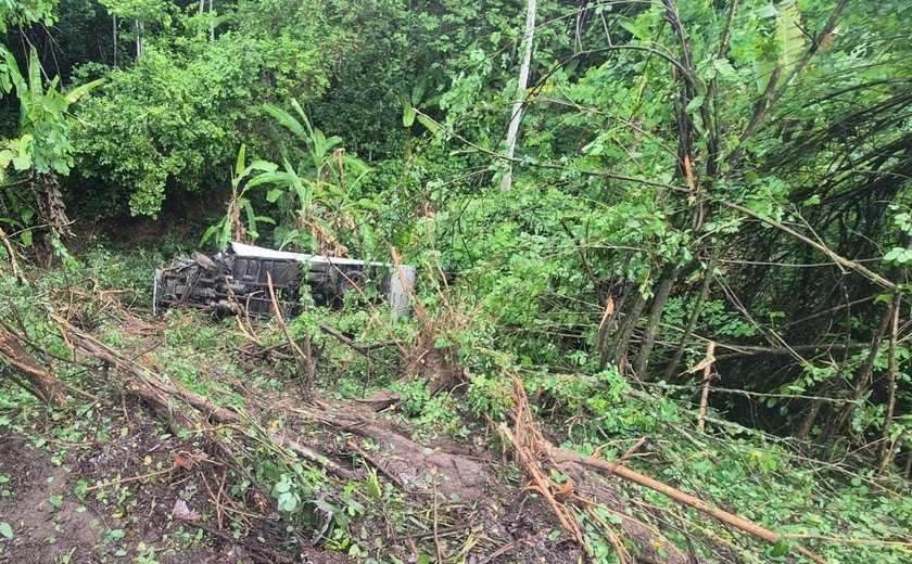 Homem fica ferido após caminhão cair em ribanceira no município de Branquinha