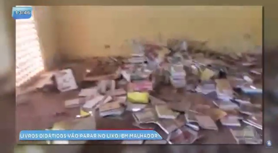 Livros didáticos no lixo