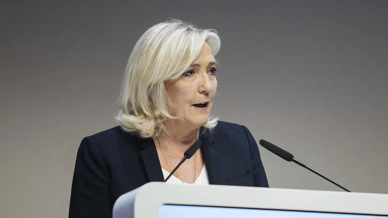 Le Pen cobra novo premiê da França por orçamento 'razoável', mas não sinaliza oposição