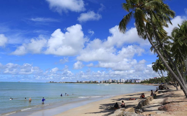 Praias de Maceió e dos principais destinos turísticos de Alagoas não possuem manchas de óleo e estão próprias para banho