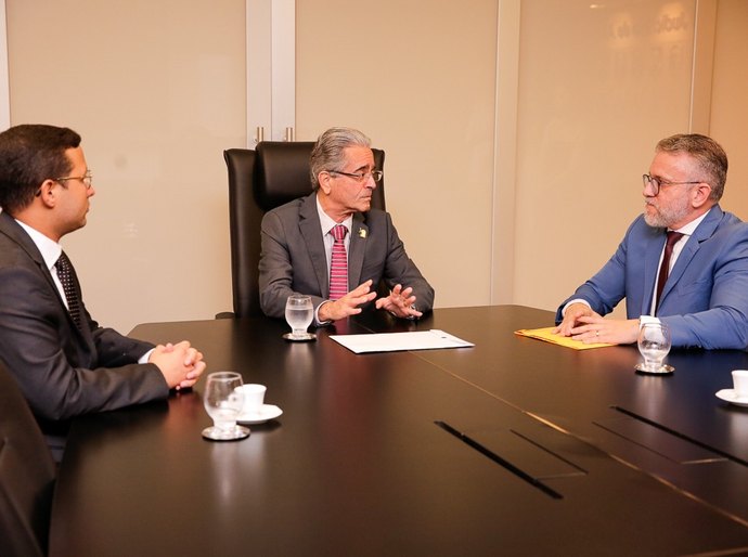 Presidente Fábio Bittencourt recebe representantes da Arpen/AL