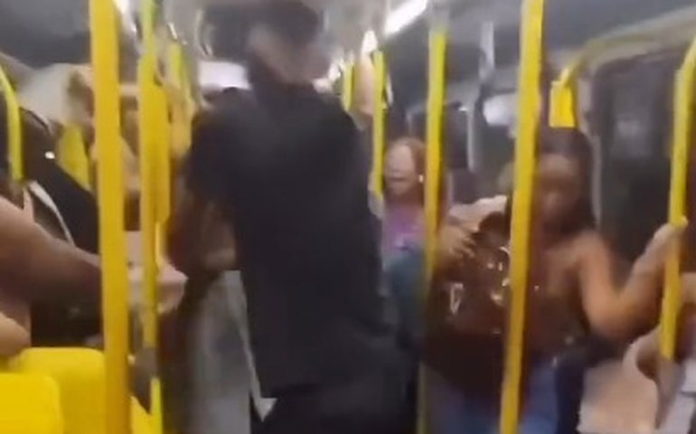 Idosa é agredida após defecar em ônibus do BRT e passageiros reagem contra agressor; vídeo viraliza