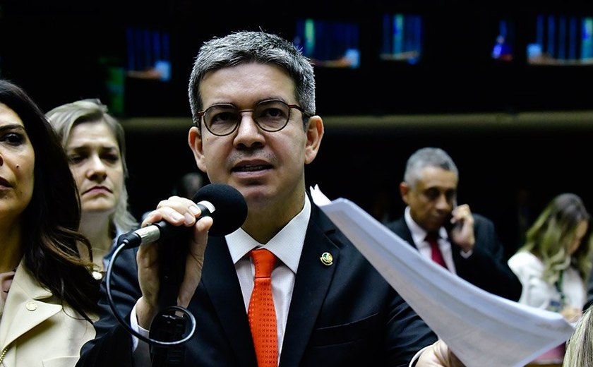 Governo fará MP para compensar alta na conta de luz causada por queda de veto, diz Randolfe