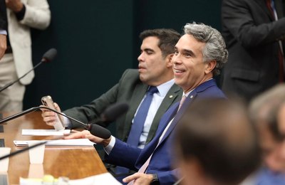 Mais acessibilidade: PL de Rafael Brito garante assento especial para pessoas com deficiência em aviões