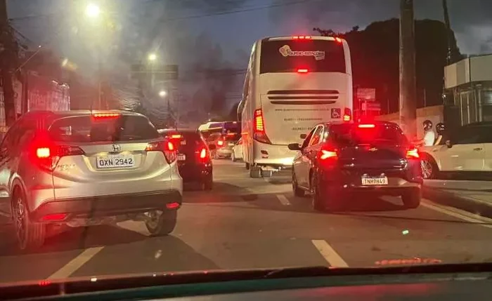 Pneus foram incendiados e os dois sentidos da via ficaram interditados Pneus foram incendiados e os dois sentidos da via ficaram interditados