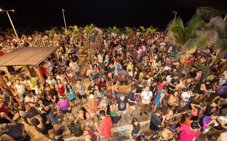 Marcha de combate à LGTQIA+fobia leva uma multidão à orla de Cruz das Almas, em Maceió