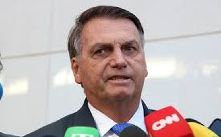 Prefeito eleito em Angra é condenado a pagar multa por uso de imagem de Bolsonaro em santinho