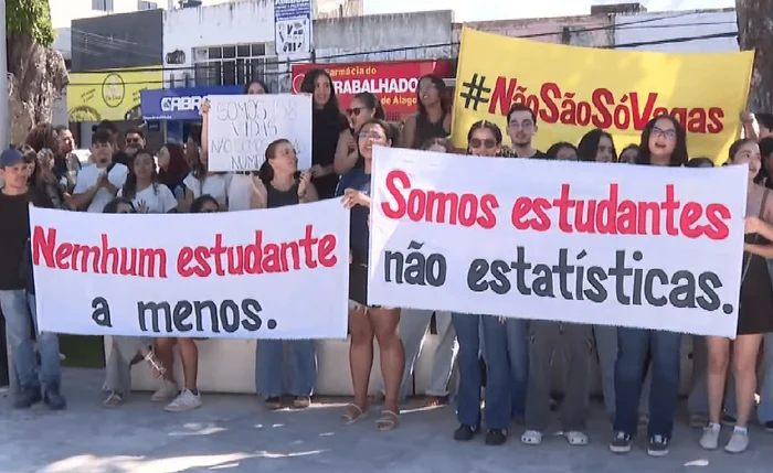 Estudantes realizaram ato no Centro de Maceió em defesa da permanência na Uncisal