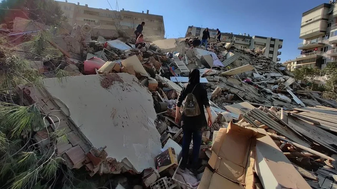 Pânico com terremoto faz moradores saltarem de prédios na Turquia