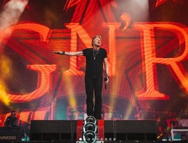 Às vésperas de show do Guns N Roses no Brasil, Axl Rose se irrita e 'ataca' baterista no palco
