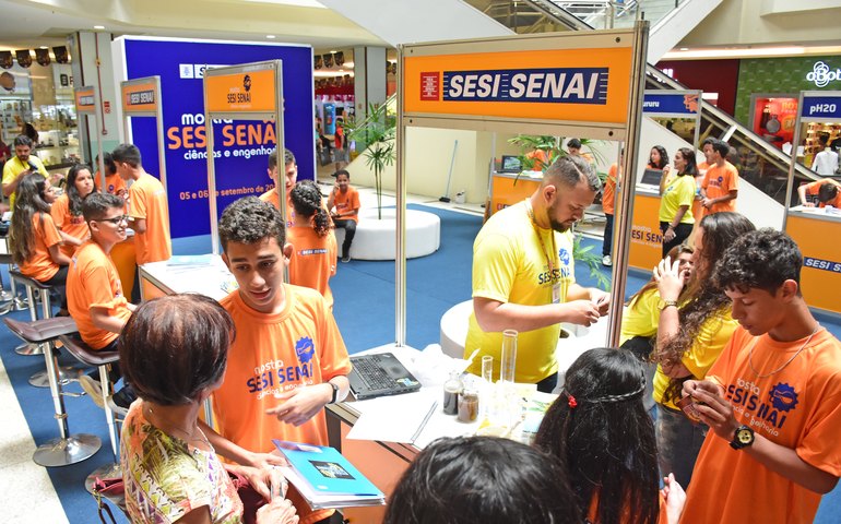 Alunos da Rede Sesi/Senai expõem produção científica em shopping da capital
