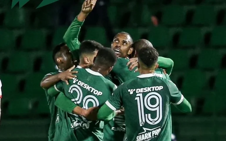 Guarani atropela Chapecoense, respira e fica perto de deixar a lanterna da Série B