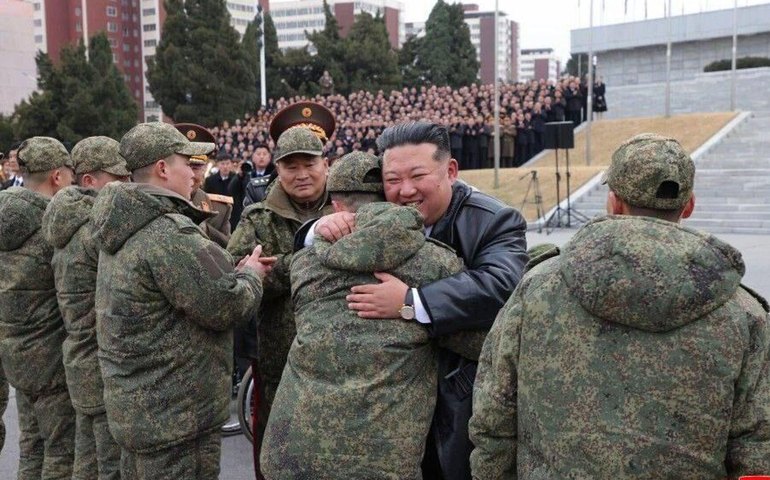 Kim Jong-un homenageia sapadores após êxitos em missão de combate na Rússia