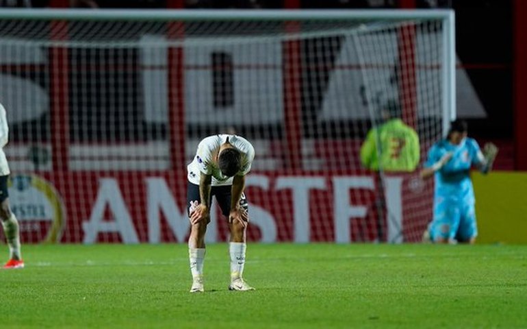 Raul Gustavo pede desculpas à torcida do Corinthians por expulsão em derrota na Sul-Americana