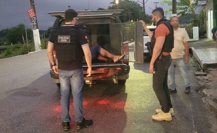 Homem permanece sob custódia da Polícia Civil e está à disposição do Poder Judiciário. Homem permanece sob custódia da Polícia Civil e está à disposição do Poder Judiciário.