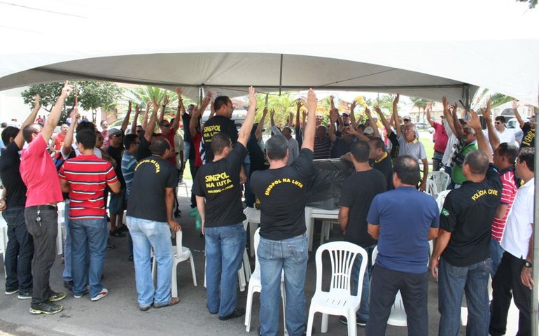 Policiais civis aguardam proposta do Governo em frente ao Porto de Maceió