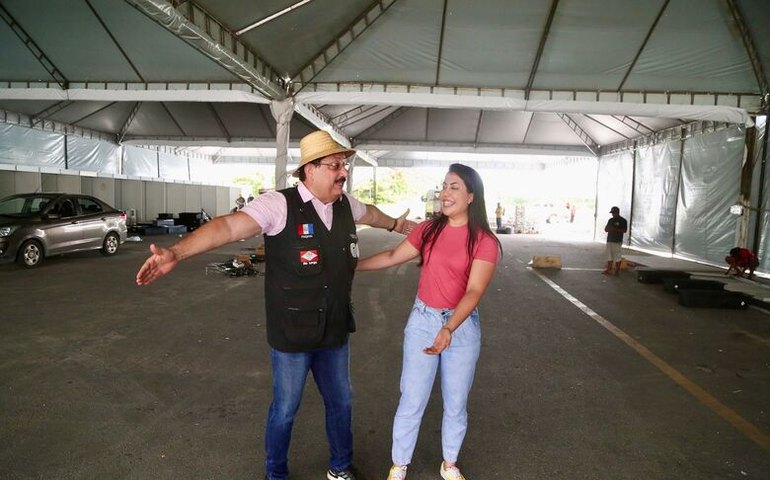 Gabriela e Gilberto Gonçalves vistoriam estrutura de show da cantora Sarah Farias em Rio Largo