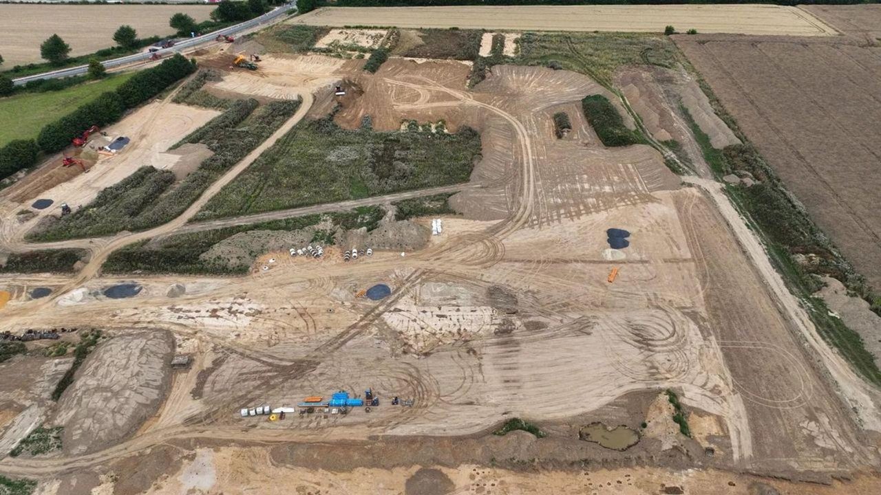 Selo anglo-saxão retratando figura com cocar de chifres é descoberto na Inglaterra