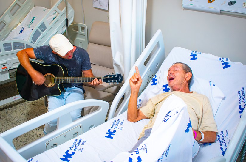 Música desperta memórias em paciente com suspeita de Alzheimer no Hospital da Cidade