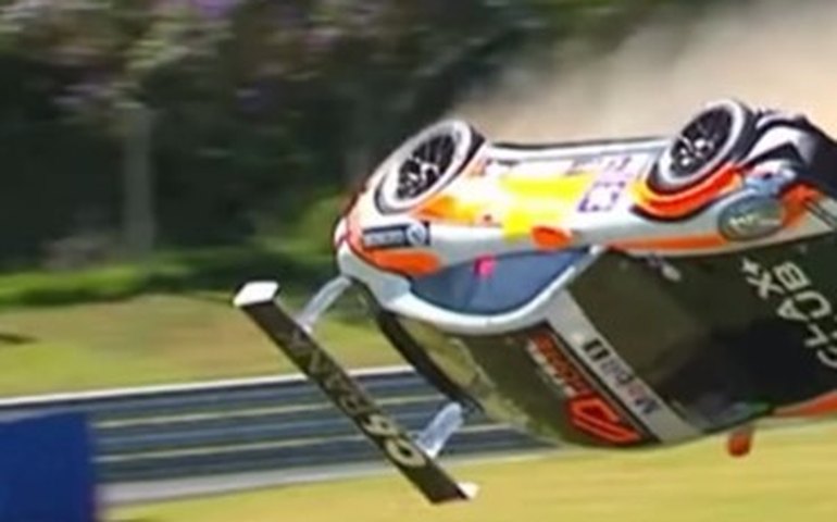 Acidente impressionante assusta na Porsche Cup, deixa carro destruído, mas piloto sai ileso