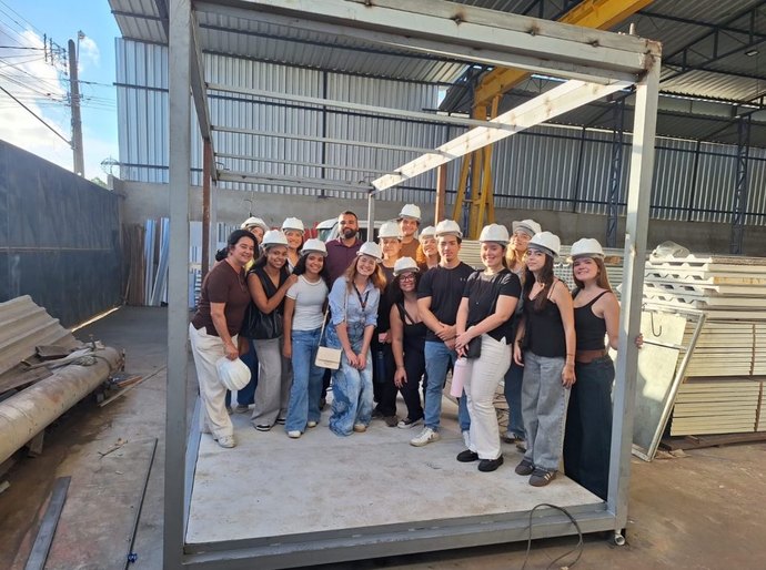 Alunos de Arquitetura e Urbanismo do Cesmac vivenciam prática sobre materiais de construção em visita técnica