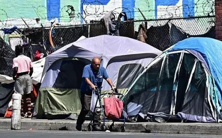EUA mantém proibição de desabrigados dormirem na rua; multa pode passar de R$ 2 mil
