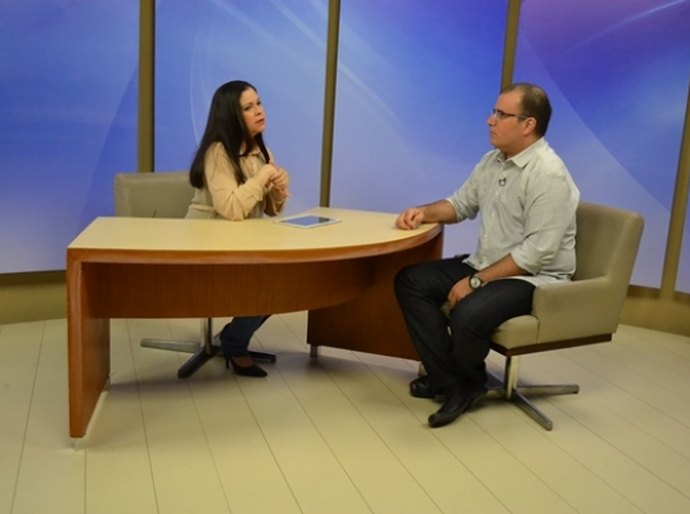 Ensino de Libras na Universidade é pauta do Escola Viva desta semana