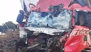 Colisão entre caminhões deixa motorista preso às ferragens na AL-110